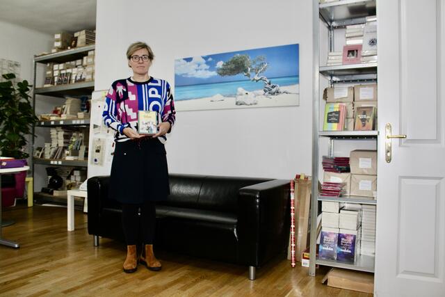 Vanessa Wieser im Büro des Milena Verlags in der Wickenburggasse. | Foto: Tobias Schmitzberger