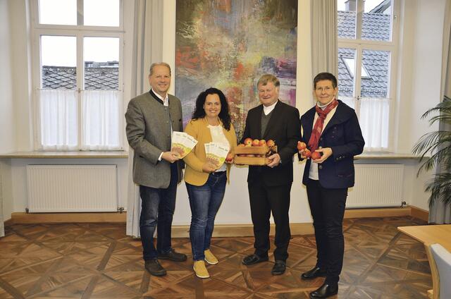 OÖ Bauernbund-Direktor Wolfgang Wallner, Landesbäuerin Johanna Haider, Bischof Manfred Scheuer und Bäuerinnen-Referentin Georgia Naderer am "Tag des Apfels". | Foto: OÖ Bauernbund