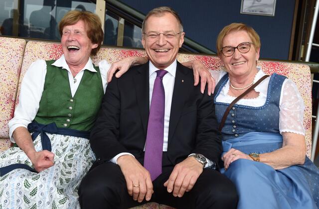 Beste Stimmung und gute Gespräche mit Landeshauptmann Thomas Stelzer Seniorenbund-Ball. | Foto: Andreas Röbl