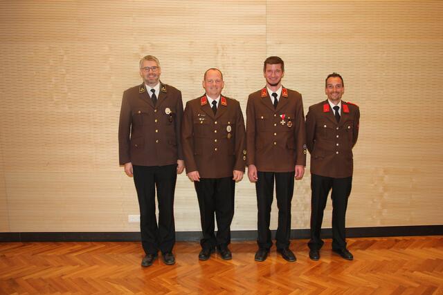 Das "alte" Komando wurde eindrucksvoll im Amt bestätigt: Daniel Schwarz, Karl Heymich, Walter Hochenegger und Peter Tschapeller (v.l.). | Foto: FF- Serfaus