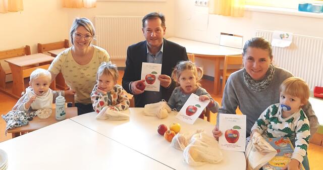 Kurt Pawluk, Bürgermeister von Roßleithen und Arbeitskreisleiter der Gesunden Gemeinde, verteilte am "Tag des Apfels" an die Krabbelstube und Volksschule gesunde Früchte.  | Foto: Gemeinde Roßleithen 
