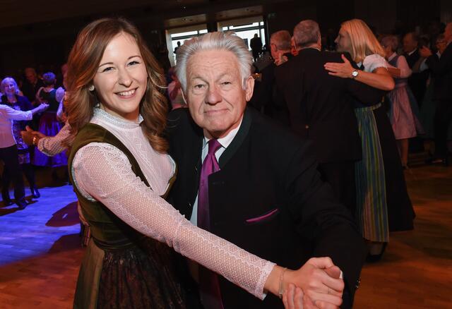 Staatssekretärin Claudia Plakolm und Landesobmann LH a.D. Dr. Josef Pühringer eröffneten mit einem schwungvollen Walzer den Ball.  | Foto: Andreas Röbl