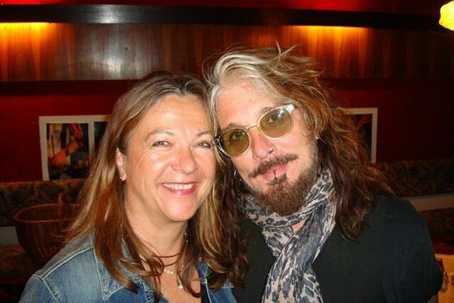 Veranstalterin Gudrun Kofler mit US-Star John Corabi von Mötley Crüe, Scream und The Dead Daisies. | Foto: MeinBezirk.at