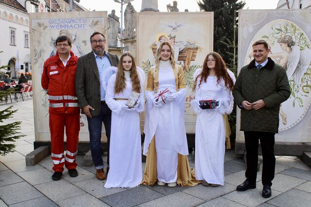 Weihnachten kann kommen: Josef Himsl, Bezirksgeschäftsführer des Roten Kreuzes Leoben, Edgar Schnedl, Citymanager von Leoben, Weihnachtsengel Celine Mischlinger, Christkind Kathrin Eder, Weihnachtsengel Lea Weinzierl und Bürgermeister Kurt Wallner (v.l.) bei der Pressekonferenz zum Leobener Adventmarkt  | Foto: RegionalMedien Steiermark