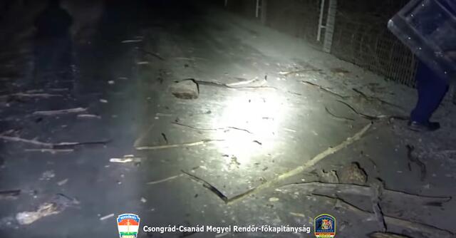 Nach dem Polizisten-Angriff durch Schlepper und Migranten bleibt ein Schlachtfeld mit Wurfgeschossen. | Foto: Police Hungary / YouTube