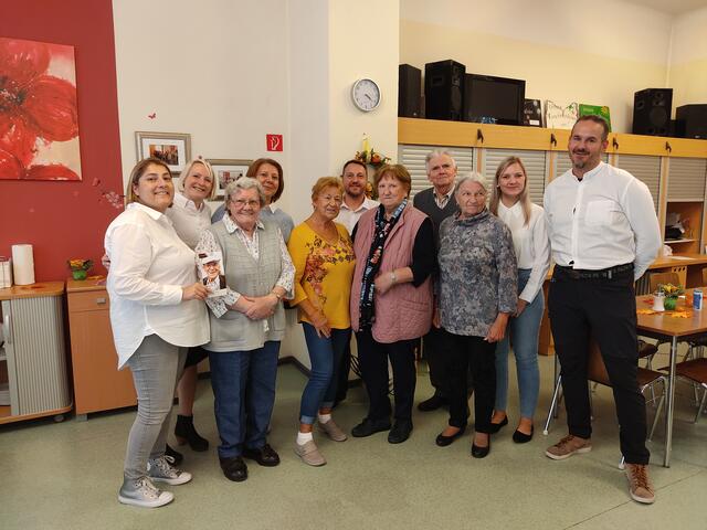 Acht "Community Nurses" werden in Wien tätig sein. (V.ln.r. hinten) Community Nurse Handan Köse, Projektleitung Manuela Berger, Community Nurse Manuela Schrepfer sowie Karl Gratschmeier, Nina Gutschi und Rene Jokl (Team des Pilotprojekts Community Nursing). | Foto: Fonds Soziales Wien