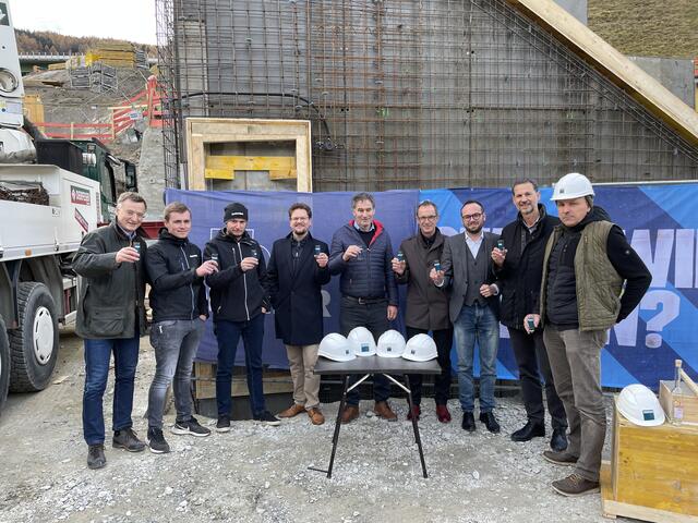 Vertreter der Gemeinde und der TIGEWOSI stießen bei der Grundsteinlegung auf einen guten Verlauf der Baustelle an.