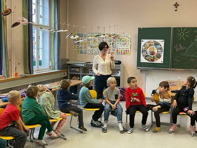Bezirksbäuerin Ursula Reiter sprach mit den Kindern über das gesunde Obst - den Apfel. | Foto: VS Weiz