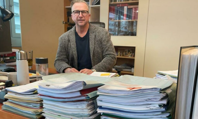 Die Liste der Projekte in Köflach ist lang, das beweist auch der Schreibtisch von Bürgermeister Helmut Linhart. | Foto: Almer
