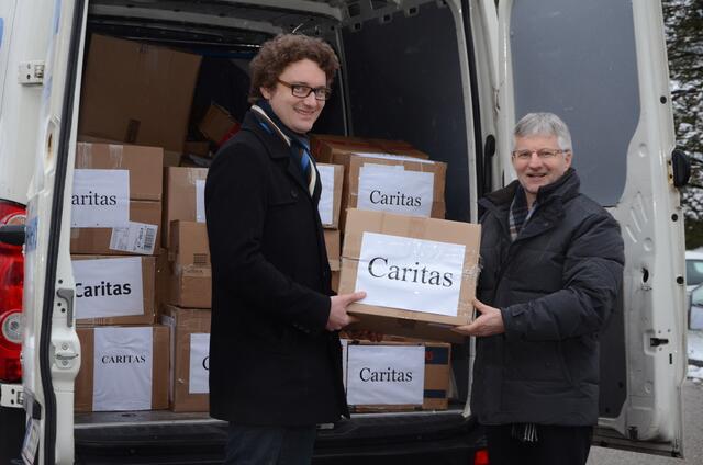 v.l.: Stefan Ammerer, Geschäftsführer Betten Ammerer mit Franz Kehrer, Direktor der Caritas OÖ bei der letzten Bettwäsche-Übergabe.  | Foto: Caritas