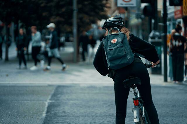 Die Bauarbeiten für den neuen Radweg in der Lorenz-Müller-Gasse haben begonnen. Sie sollen bis April 2023 abgeschlossen sein. | Foto: Ross Sneddon/ Unsplash