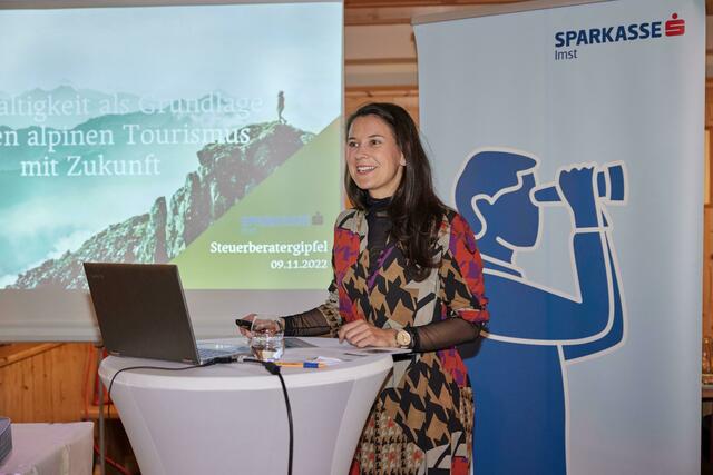 Gastreferentin Theresa Haid, Geschäftsführerin und Mitgründerin von Vitalpin, zeigte die Herausforderungen im alpinen Tourismus auf. | Foto: Sparkasse Imst / Christoph Nösig