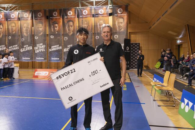 WAT Simmering-Obmann Peter Gerula ehrte das Ausnahmetalent Pascal Cheng für seine Bronzemedaille bei den Europäischen Olympischen Jugendspielen 2022. | Foto: Tobias Garcia-Navas