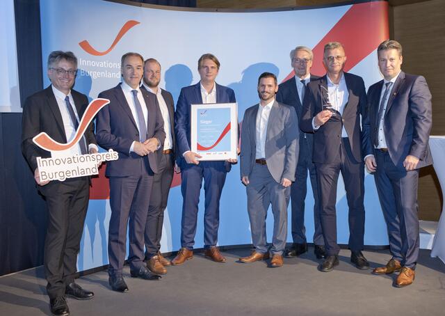 Preisübergaben an den Sieger in der Kategorie „Klein-, Mittel- und Großunternehmen“ – LUMITECH Lighting Solutions GmbH (v.l.n.r): Michael Gerbavsits (Geschäftsführer Wirtschaftsagentur Burgenland GmbH), LR Leonhard Schneemann, Michael Paukowits und Nico Tasch (Geschäftsführer Lumitech Lighting Solution GmbH), Gabriel Pint (Senior Projekt Manager), Paul Kraill (Vizepräsident Wirtschaftskammer Burgenland), Stefan Tasch (Geschäftsführer Lumitech Lighting Solution GmbH) und Harald Zagiczek (Geschäftsführer Wirtschaftsagentur Burgenland GmbH). | Foto: Roland Schuller