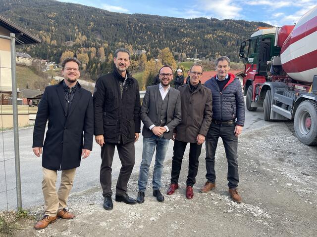 Helmut Synek (TIGEWOSI Planung), Edgar Gmeiner (TIGEWOSI Prokurist), Bgm. Patrick Geir, GV Erich Nagele und Vizebgm. Hans-Peter Hörtnagl