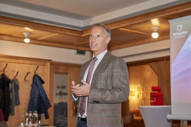 Sparkassen-Vorstand Mario Kometer bedankte sich bei den teilnehmenden Kanzleien und hob die seit Jahren gepflegte partnerschaftliche Zusammenarbeit mit den in der Region ansässigen Steuerberaterkanzleien hervor. | Foto: Sparkasse Imst / Christoph Nösig