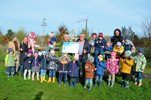 Natternbacher Kindergartenkinder mit Jagdpächter Joseph Klaffenböck (Mitte links) und Jagdausschussobmann Hubert Razenberger (Mitte rechts) freuen sich mit Kindergartenleiterin Nadine Mühlböck (3 v. links) über die großzügige Spende. | Foto: Marktgemeinde Natternbach