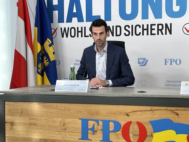 Udo Landbauer bei der Pressekonferenz