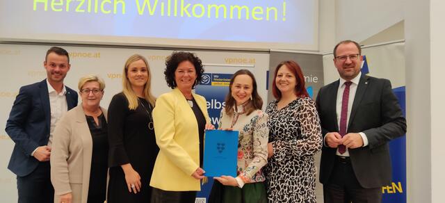 Bezirksparteiobmann Christian Stacherl, Wir Niederösterreicherinnen-Landesgeschäftsführerin Dorothea Renner, GR Christina Müller, Bezirksleiterin Susanne Schmid, Landesleiterin BR Doris Berger-Grabner, Tamara Mansberger und VPNÖ-Landesgeschäftsführer Bernhard Ebner. | Foto: ÖVP