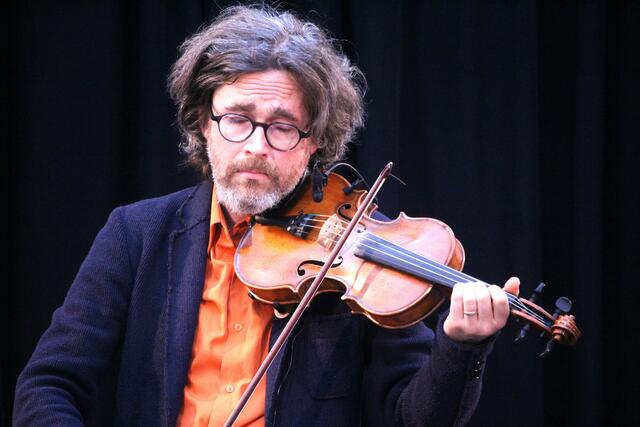 Aliosha Biz begeisterte im Amthof mit seiner Musik. | Foto: kfa