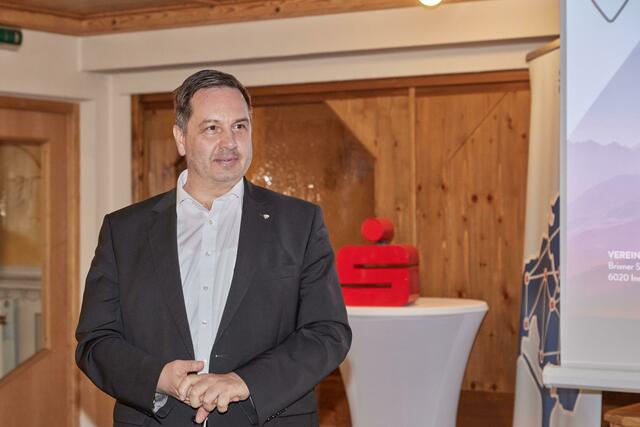 Kammer-Präsident Dr. Klaus Hilber informierte über aktuelle Themen und Herausforderungen der Branche. | Foto: Sparkasse Imst / Christoph Nösig