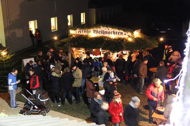 Am Gemeindeplatz in Weißkirchen an der Traun wartet auch wieder ein Adventmarkt auf die Besucherinnen und Besucher. | Foto: Gemeinde Weißkirchen