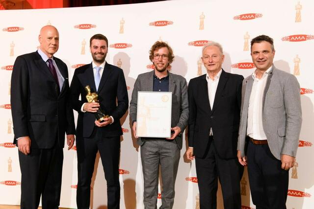 Von links: Michael Blass (Geschäftsführer AMA-Marketing GesmbH), Johannes Baier (Teamleiter Dessert/Woerle), Gerrit Woerle, Gerhard Woerle und Rupert Quehenberger (Präsident der Landwirtschaftskammer Salzburg). | Foto: Eva Sutter/Matthias Rhomberg 