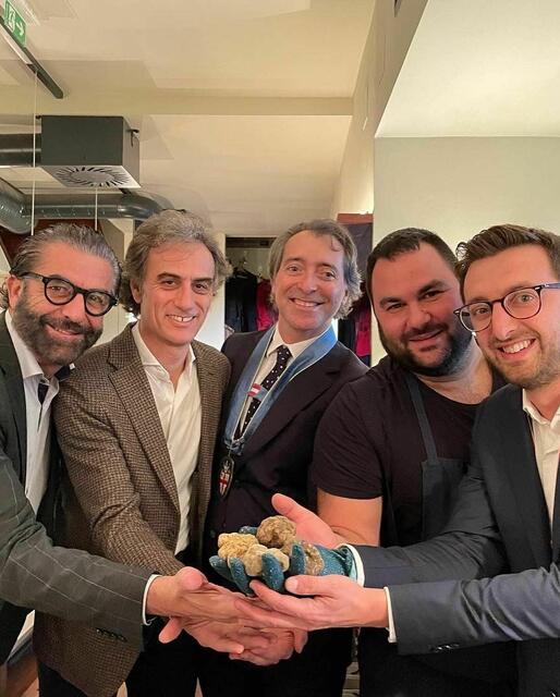 Mauro Mittendrin Alba Trüffel Charity Auktion, die Welt verbunden mit