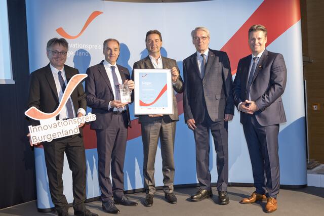 Preisübergabe an den Sieger in der Kategorie „Kleinstunternehmen“ – Sinawehl GmbH Umwelttechnik (v.l.n.r): Michael Gerbavsits (Geschäftsführer Wirtschaftsagentur Burgenland GmbH), LR Leonhard Schneemann, Günter Sinwehl (Geschäftsführer Sinawehl GmbH Umwelttechnik), Paul Kraill (Vizepräsident Wirtschaftskammer Burgenland) und Harald Zagiczek (Geschäftsführer Wirtschaftsagentur Burgenland GmbH). | Foto: Roland Schuller