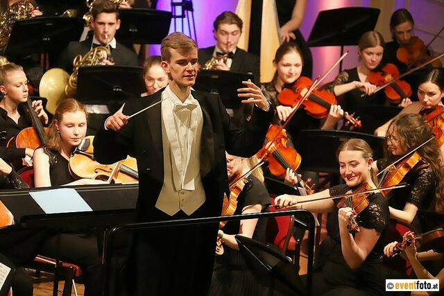 Auch in diesem Jahr wird die OÖ Philharmonie unter der Leitung von Nachwuchsdirigent Matthias Achleitner das Silvester- und Neujahrskonzert spielen.  | Foto: eventfoto.at