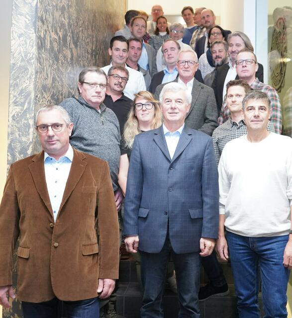 Bürgermeister Heinrich Hareter, Vizebürgermeister Christian Wandler und 23 Gemeindemandatare vertreten die Marktgemeinde Weiden am See. | Foto: Andrea Glatzer