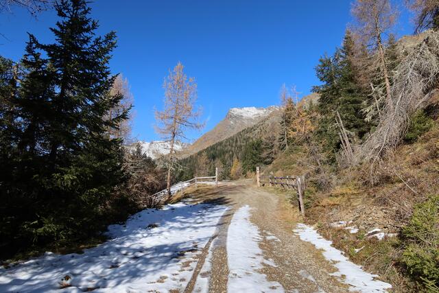 einen Schotterweg entlang