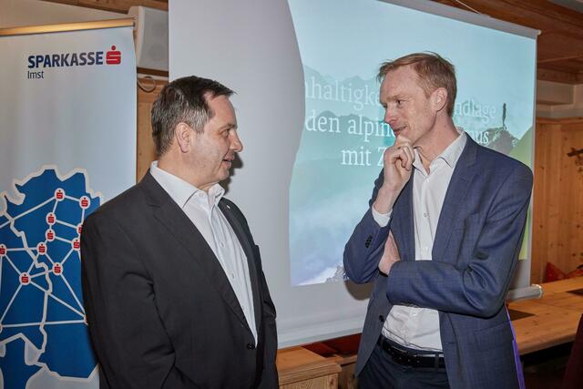 Der Abend wurde zum regen Austausch genutzt, wie hier von Kammer-Präsident Dr. Klaus Hilber und Mag. Andreas Kapferer, LL.M. von Kapferer Frei und Partner Wirtschaftsprüfungs- und Steuerberatungs GmbH (r.).  | Foto: Sparkasse Imst / Christoph Nösig