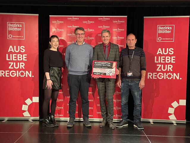 Die Gewinner Stenico Roland &amp; Kröss Karl aus Italien mit Bezirksblätter Marketing Mitarbeiterin Lara Parzer und Casino-Direktor Robert Frießer. | Foto: BB