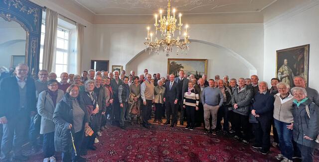 Der Seniorenbund St. Michael im Lungau wurde im Chiemseehof persönlich von Landeshauptmann Wilfried Haslauer (etwa Bildmitte, links von ihm steht Seniorenbund-Orts-Obmann Bernhard Aigner) empfangen. Mit dabei war auch Bürgermeister Landtagsabgeordneter Manfred Sampl (li.), der diesen Ausflug mit organisierte. | Foto: Privat