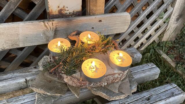 Mit etwas Geschick ist unser Last-Minute Adventkranz in einer halben Stunde selbst gebastelt. | Foto: Anita Empl
