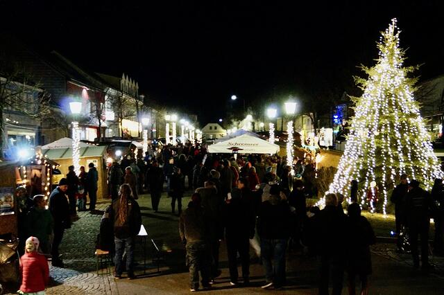 Die Stadt Schrems putzt sich wieder festlich heraus. Der traditionelle Adventmarkt läutet die Vorweihnachtszeit ein. | Foto: privat