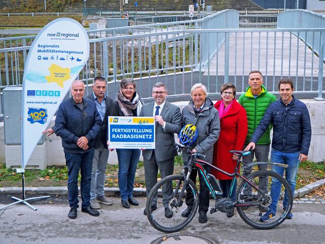 Foto: Als erstes Projekt konnte der Magdalenensteg in Lilienfeld mit Unterstützung des Landes saniert und derart umgebaut werden, dass Radfahrende und Fußgehende auf kurzem und bequemem Weg die Traisen queren können.

V.l.: Bürgermeister Rudolf Ameisbichler (Wilhelmsburg), Bürgermeister Alois Kaiser (Eschenau), Geschäftsführerin Christine Schneider (NÖ.Regional), Mobilitätslandesrat Ludwig Schleritzko, Bürgermeister Wolfgang Labenbacher (Lilienfeld), Vizebürgermeisterin Monika Feichtinger (Traisen), Vizebürgermeister Gerhard Jun (St. Veit an der Gölsen), Vizebürgermeister Manuel Aichberger (Lilienfeld). | Foto: Land NÖ/Markus Hahn
