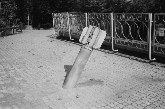 Eine russische Bombe ist im August im Zoo in Mykolajiw gelandet. Das ist eines der Fotos, die in der Schau gezeigt werden. | Foto: Viktoria Iwlewa