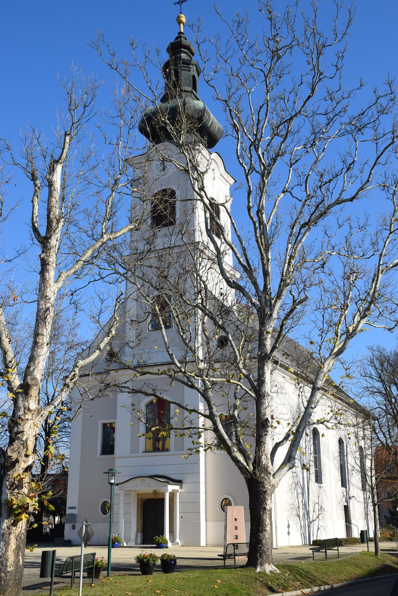 Vor der Kirche Jennersdorfer Betriebe bitten am 17. November zu Punsch und Keksen Jennersdorf
