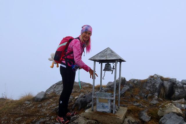 am Gipfel eine Friedensglocke