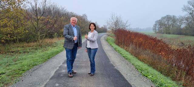 Ernst Wendl und Astrid Reiser beim frisch sanierten Radweg. | Foto: Marktgemeinde Himberg