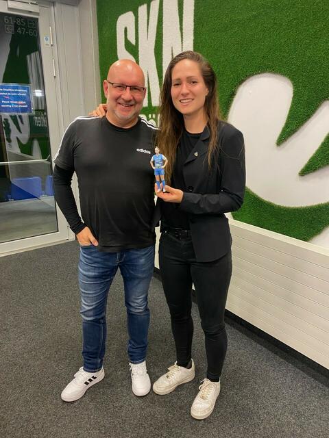 Jörn-Henrik Stein sorgte dafür, dass man Jasmin Eder nicht nur auf dem grünen Rasen, sondern auch im Trophäenschrank bewundern kann – das 3-D-Modell der SKN-Kapitänin ist ein echter Hit. | Foto: Gerhard Weber