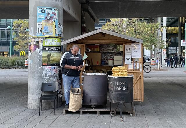 Neben dem Punschstand wartet am Maria-Restituta-Platz ein kleiner Stand mit heißen Maroni und Kartoffelspalten. | Foto: privat