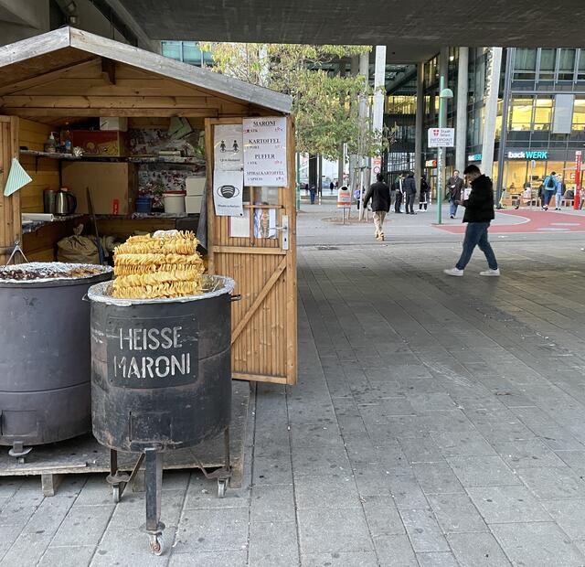 Neben dem Punschstand wartet am Maria-Restituta-Platz ein kleiner Stand mit heißen Maroni und Kartoffelspalten. | Foto: privat