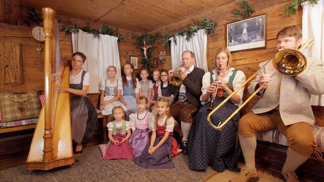 Kinderchor mit Theresa Öttl-Frech und Tanzlmusig in der Stube vom Stoffelhäusl. 