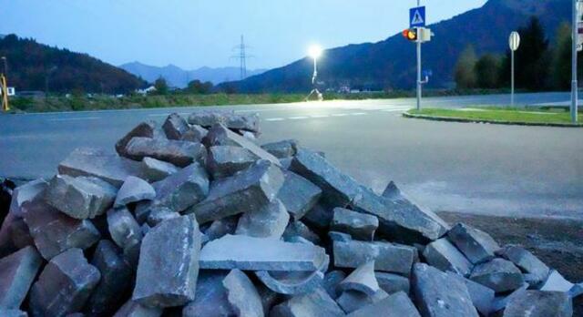 Beim Zebrastreifen bei der "Freien Tankstelle" in Kirchbichl finden derzeit Baumaßnahmen statt.  | Foto: Lintner