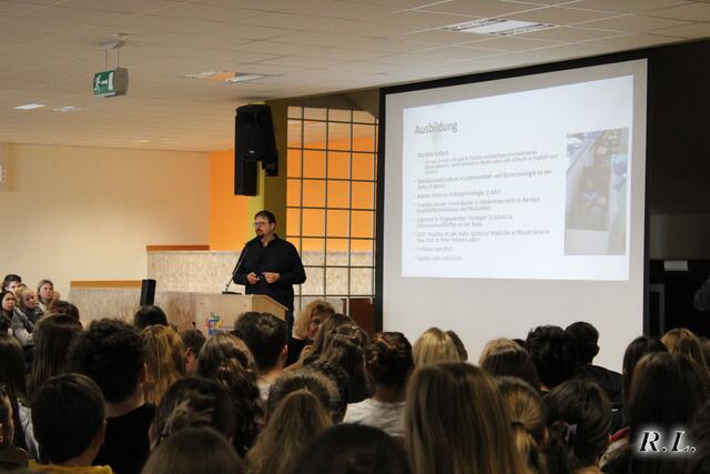 Virologe Florian Krammer referiert für den Jugendlichen im BG/BRG/BORG Köflach. | Foto: Lederer
