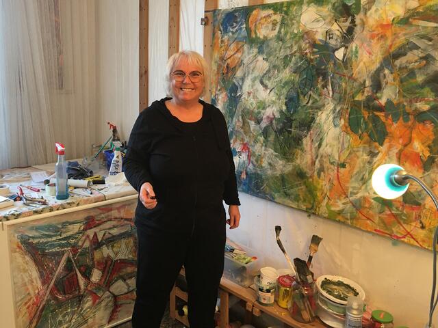 Die Leobener Malerin und Medienkünstlerin Andrea R. Tomitsch lebt für die Kunst, hier in ihrem Atelier und vor einem ihrer neuesten Werke.  | Foto: ART