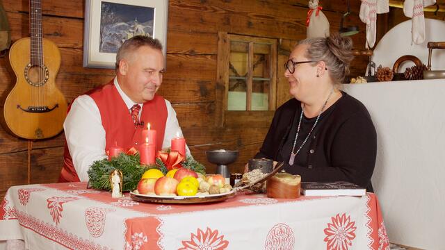 Martin Reiter mit Räucherexpertin Michaela Thöni-Kohler aus Zams.